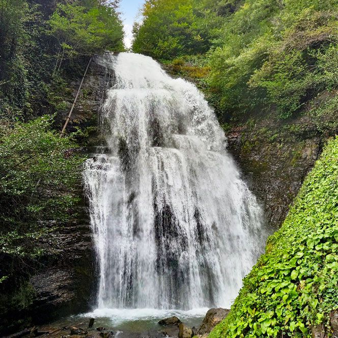 Водопад Ирина в Ткуарчале - природный памятник возле Кодорского хребта